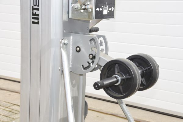 Height adjustment of the steering and loading whee