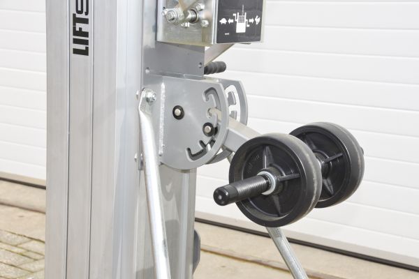Height adjustment of the steering and loading whee